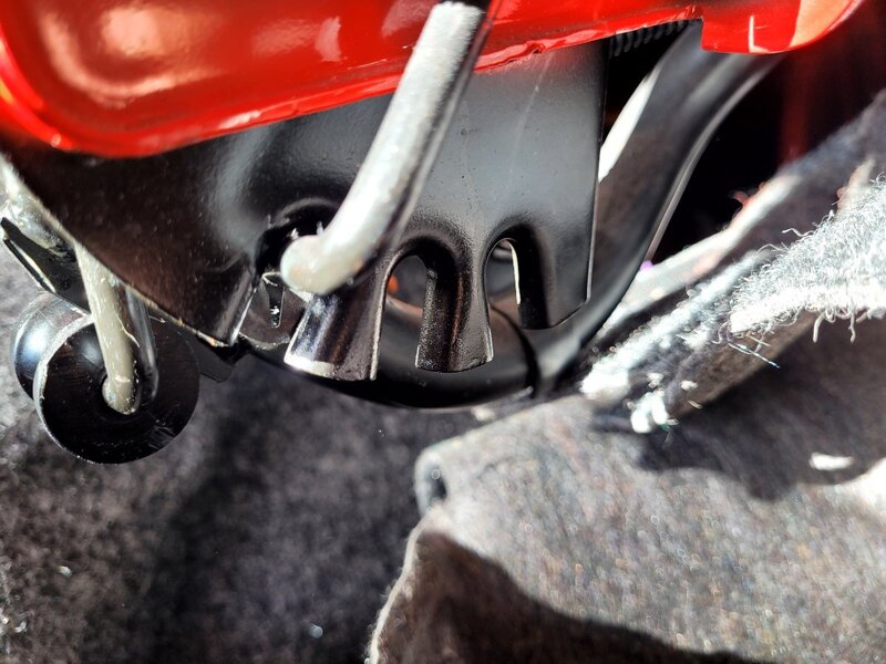 BUICK REATTA TONNEAU ADJUST DRVR SIDE 2.jpg